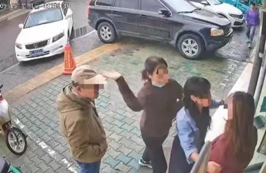 怎么申请皇冠信用网代理_女子在自家店前劝人挪车被打致粉碎性骨折怎么申请皇冠信用网代理！打人者已移送起诉