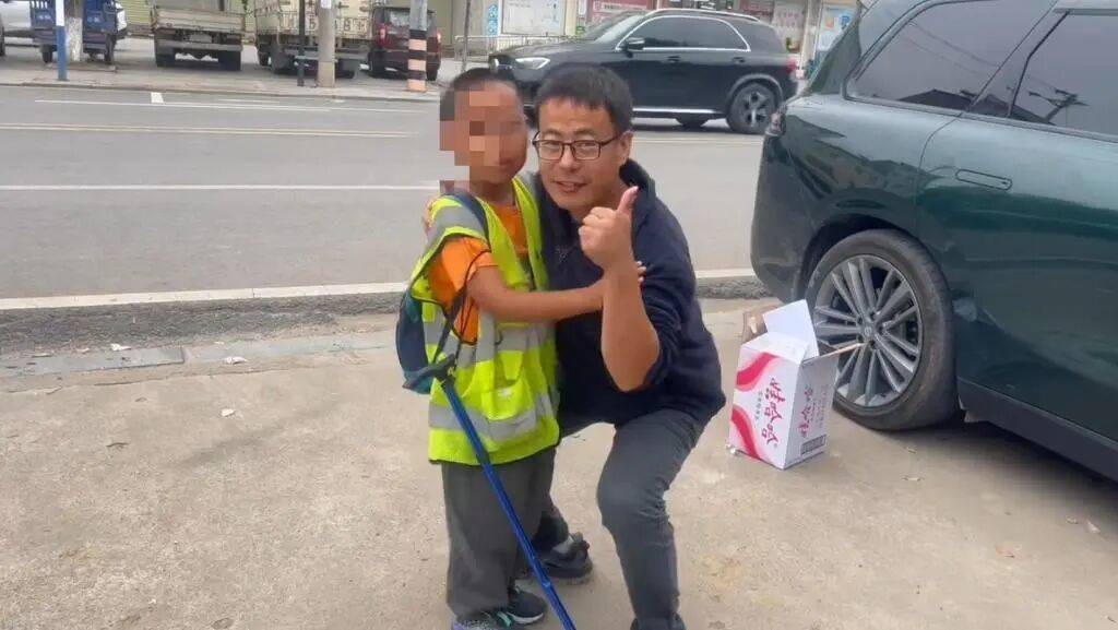 皇冠信用網最新地址_湖北一男子辞掉月薪2万元工作皇冠信用網最新地址，带9岁儿子徒步千里，计划60天走到山东……原因让人泪目